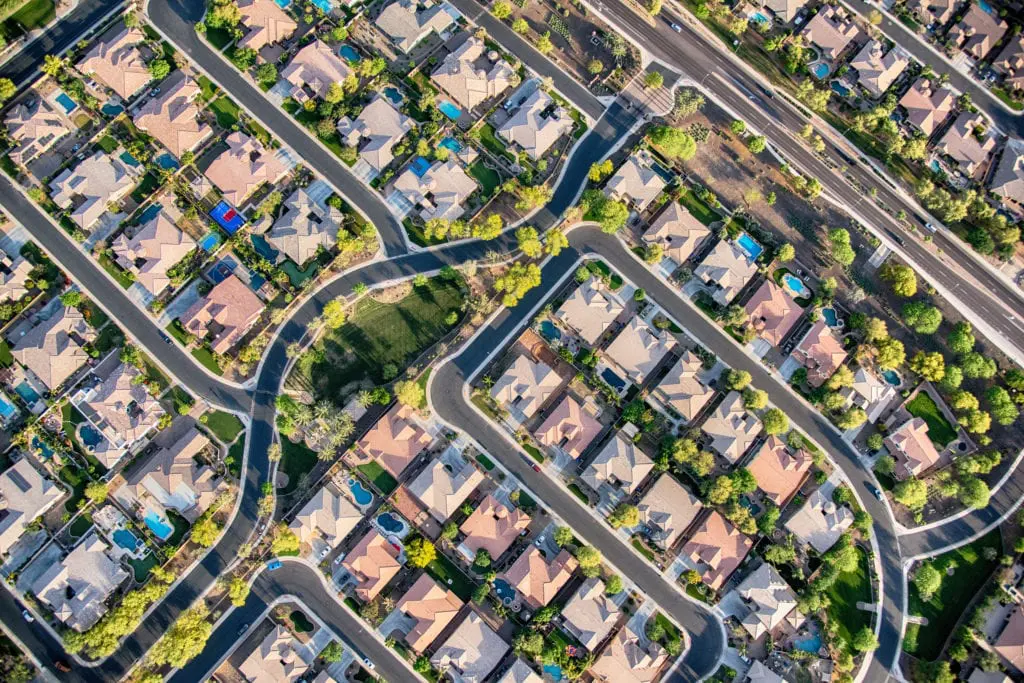 Aerial view looking directly down on homes in a planned exclusive residential community in the Scottsdale area of Arizona, used by AvidXchange for article about how paperless AP mitigates fraud risk for community association management companies.