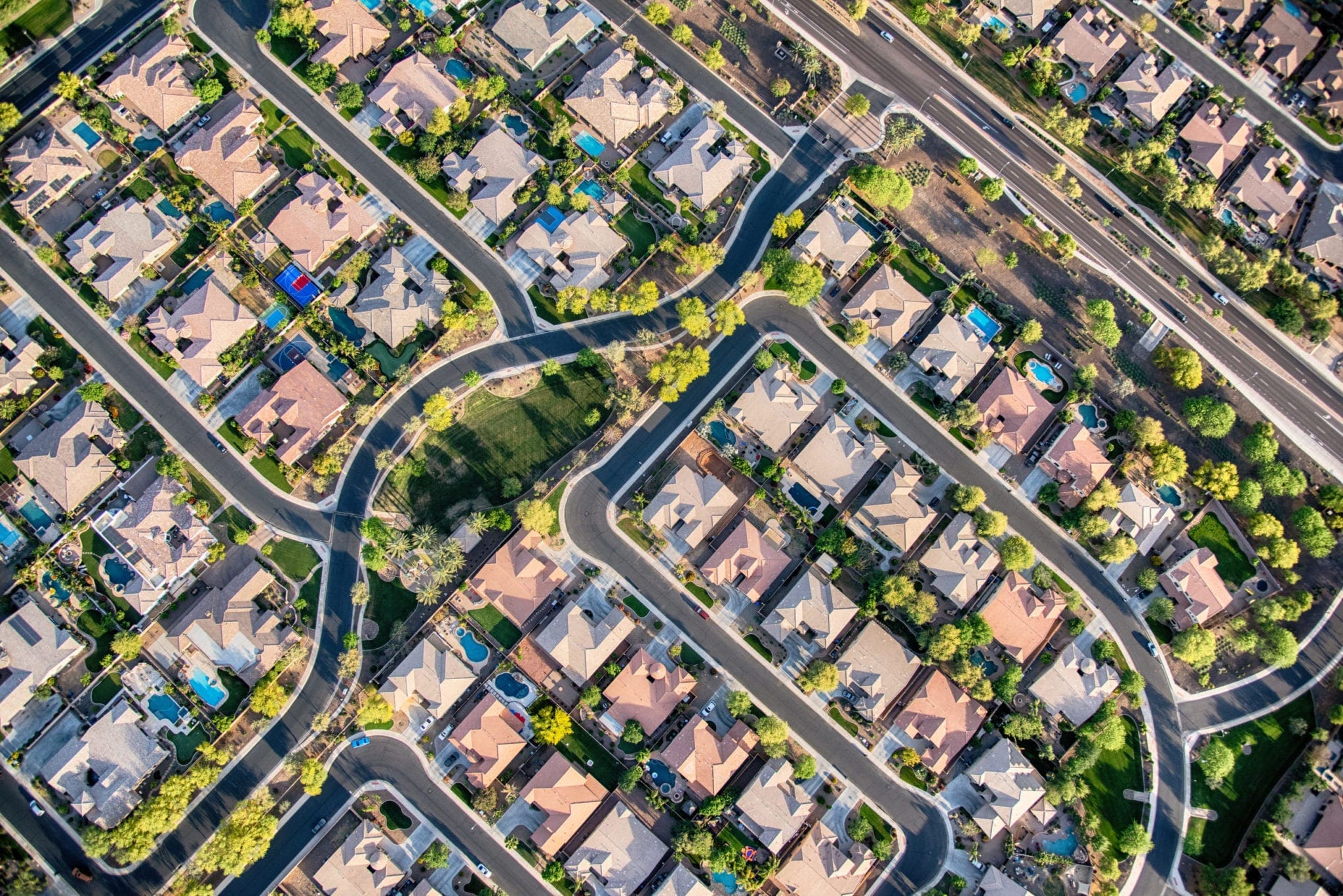 Aerial view looking directly down on homes in a planned exclusive residential community in the Scottsdale area of Arizona, used by AvidXchange for article about how paperless AP mitigates fraud risk for community association management companies.